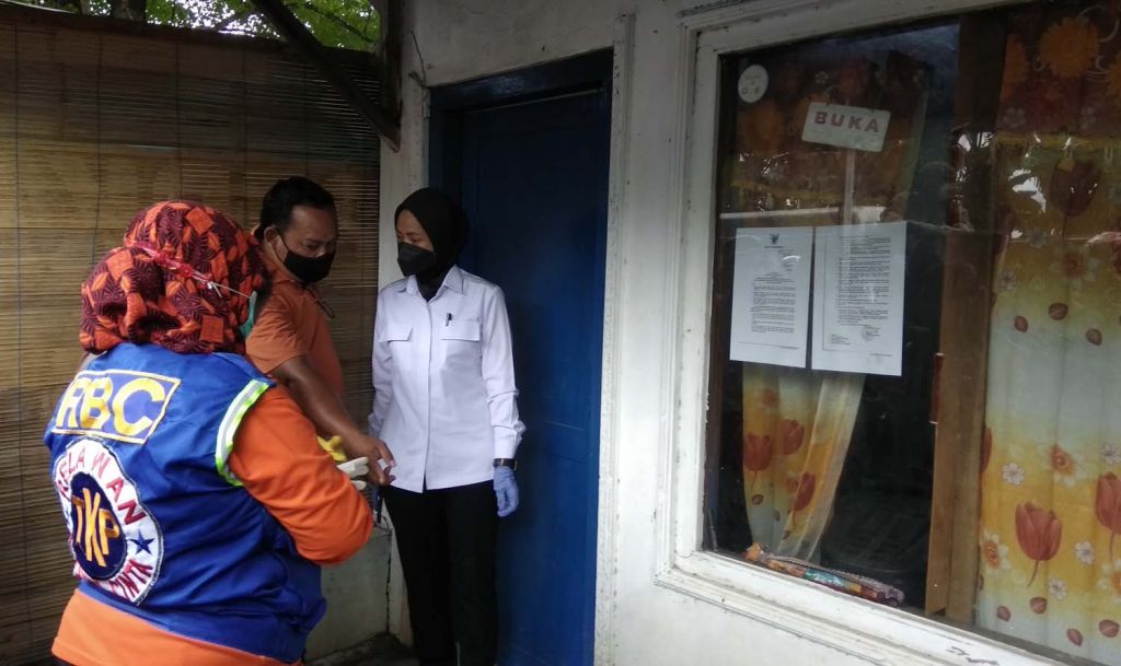 Kasatreskrim Polres Mojokerto Kota, AKP Rohmawati Lailah (kanan) saat berada di TKP