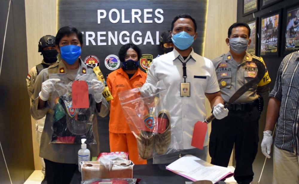 Kasatreskrim Polres Trenggalek Iptu Bima Sakti menunjukkan pelaku dan sabit pelaku yang dipakai membunuh tetangganya