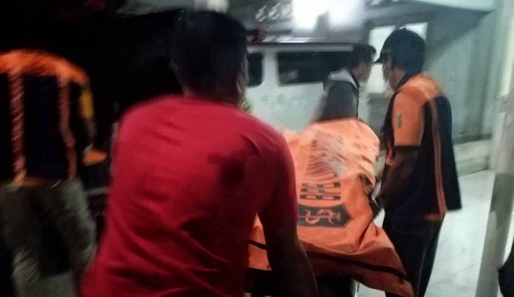 Jasad wartawan mingguan yang tewas dibacok tiba di Kamar Mayat RSU dr Soetomo, Surabaya