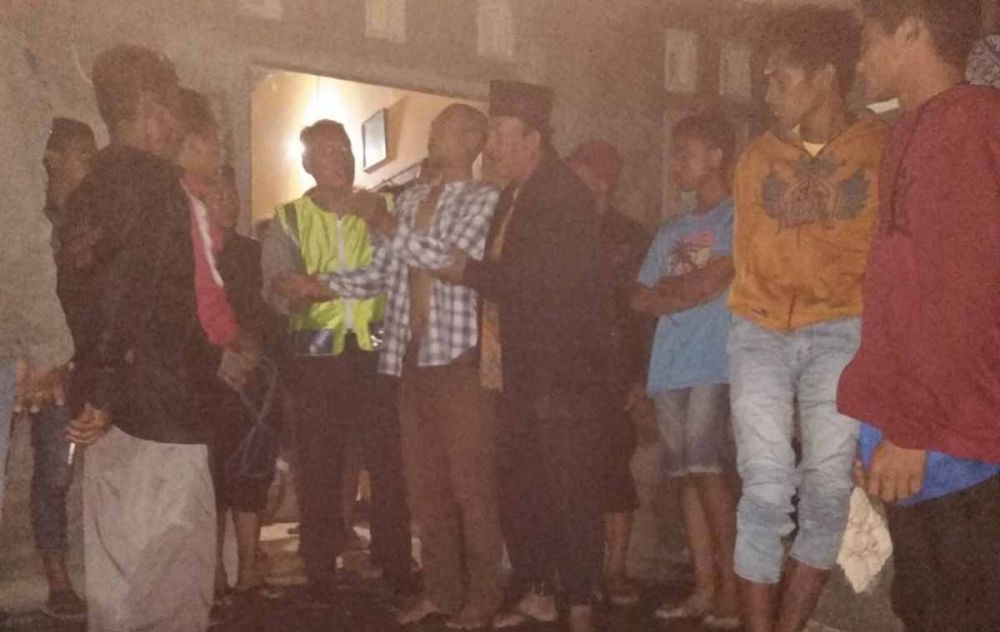 Nardian (baju kotak-kotak) saat ditangkap usai membunuh istri dan bayinya di Blitar