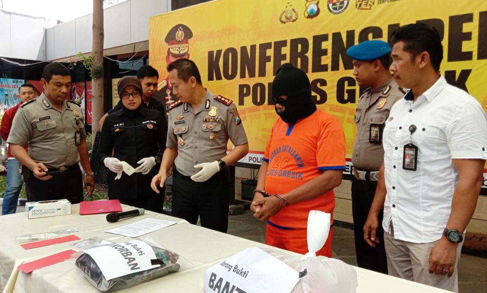 Untung (pakai kerpus), pelaku pembunuhan terhadap Kasniti diamankan di Mapolres Gresik bersama barang bukti kejahatannya