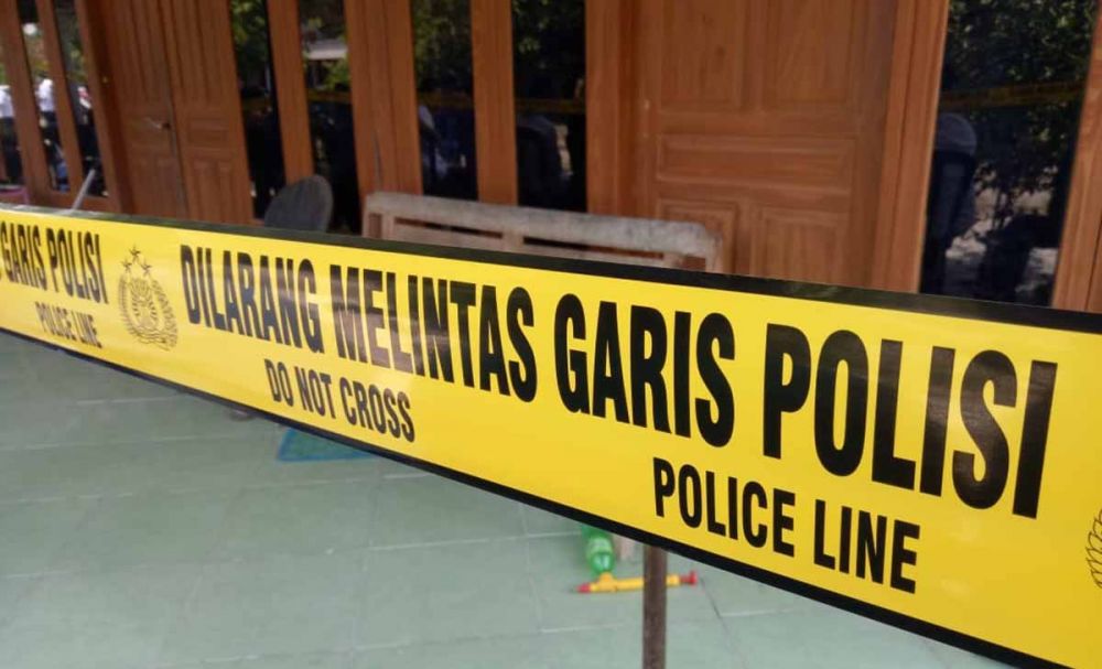 Garis polisi masih terpasang di rumah korban