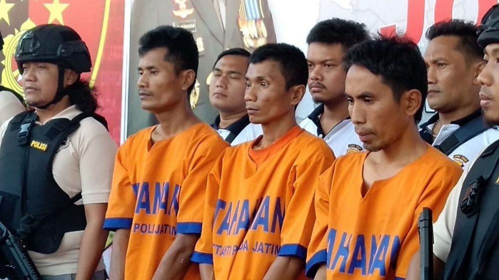 Tiga dari tujuh pelaku pembunuhan pria di Pasuruan diamankan di Mapolda Jatim