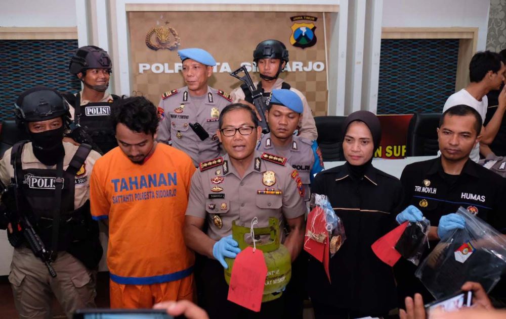 Kapolresta Sidoarjo Kombes Pol Sumardji menunjukkan tersangka pembunuhan dan barang bukti