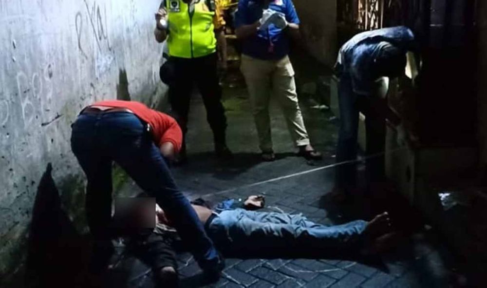 Polisi melakukan identifikasi terhadap jasad korban pembunuhan di Jalan Pragoto, Simokerto, Surabaya