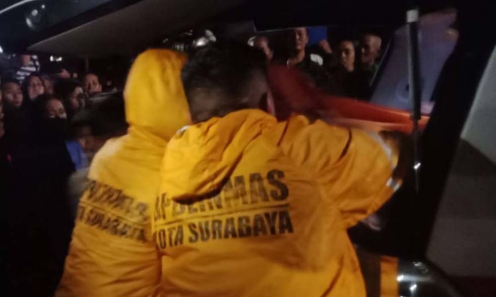 Petugas mengevakuasi jasad wanita yang diduga dibunuh di Surabaya