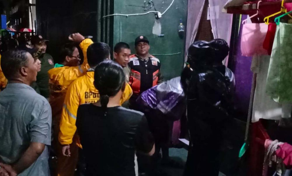 Suasana di depan kamar kosnya korban di Jalan Tambak Wedi Langgar Gang Mawar No. 21A, Kenjeran, Surabaya