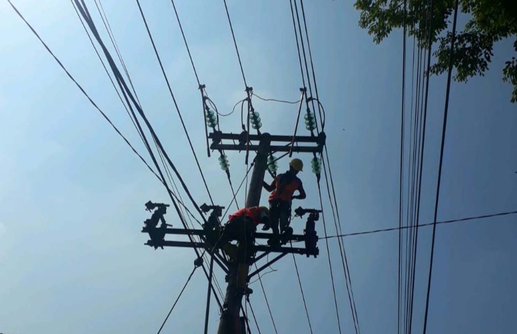 PLN Ponorogo melakukan pemeliharaan