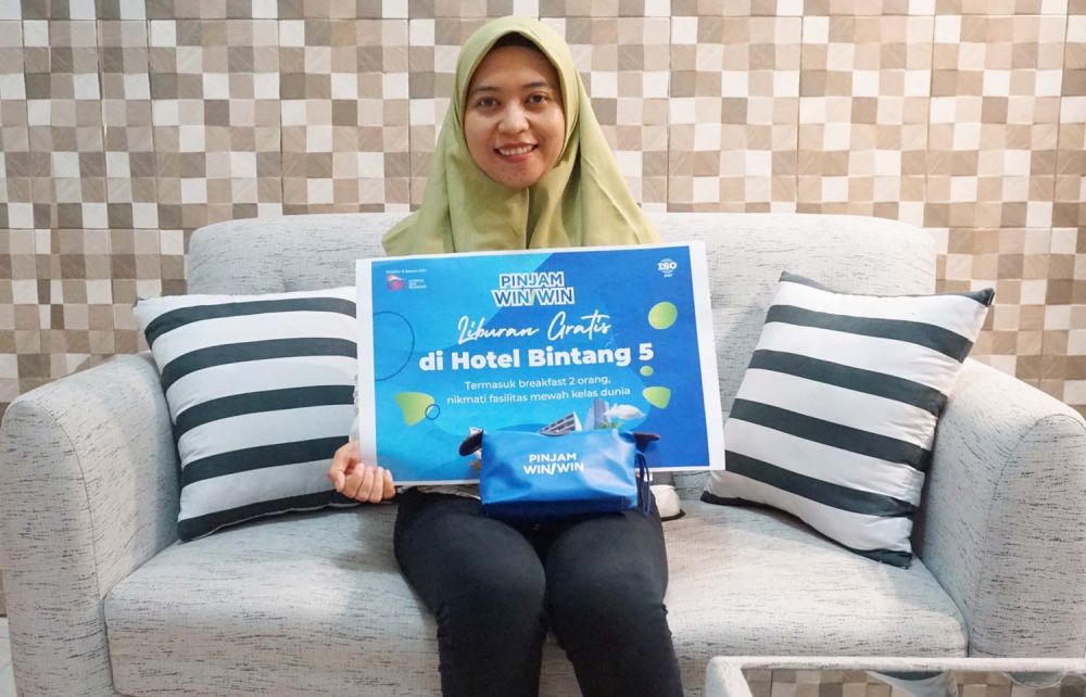 Iva, salah satu pelanggan asal Sidoarjo yang mendapat hadiah menginap di hotel bintang 5 di Surabaya