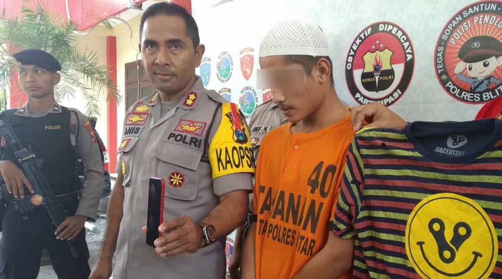 Kapolres Blitar, AKBP Anissullah M. Ridha menunjukkan barang bukti dan tersangka pembuat video mesum