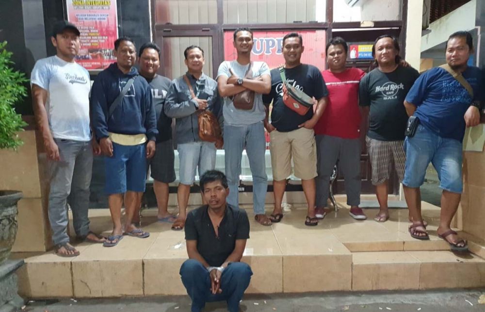 Adi Indra (jongkok), diamankan di Mapolres Jombang