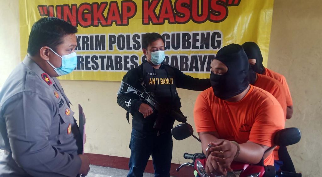 Ketiga pemuda yang menggilir dan mencuri barang terapis panggilan diamankan di Mapolsek Gubeng, Surabaya