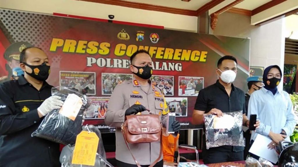 Kapolres Malang, AKBP Hendri Umar menunjukkan tersangka dan barang bukti