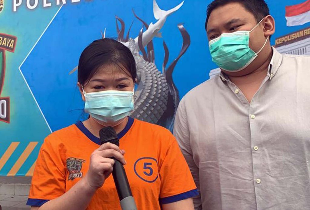 Pemilik gerai makanan online (kiri) saat memberikan pengakuan di Mapolrestabes Surabaya