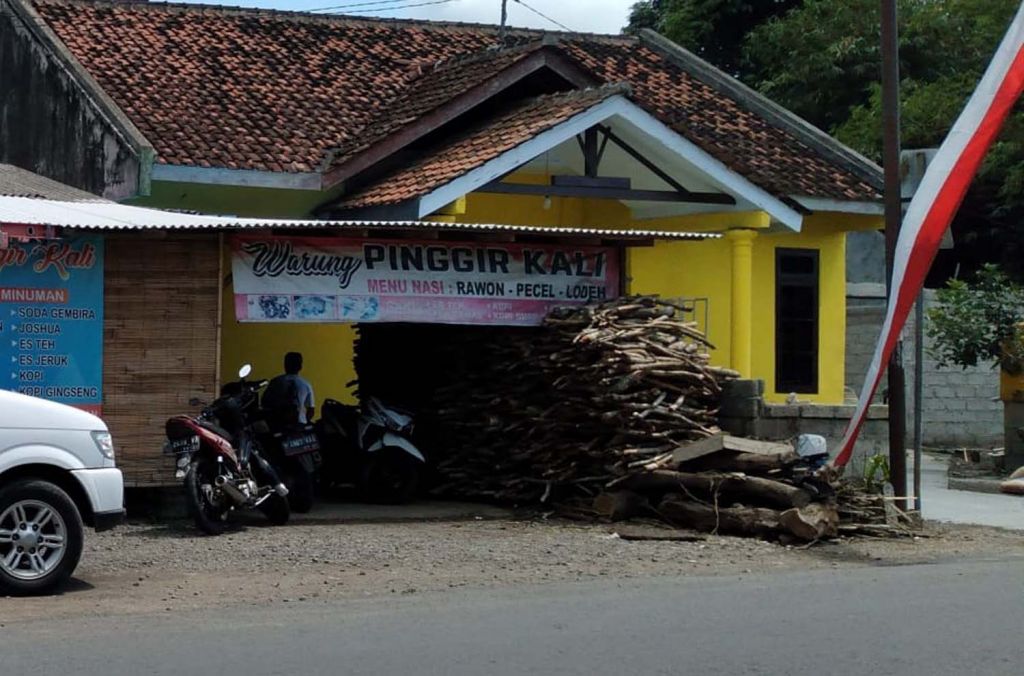 Warung tempat bandit jalanan merampas kalung emas 25 gram