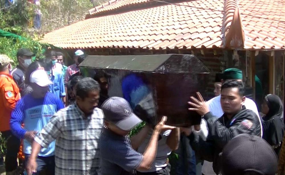 Ditolak Warga, Makam di Tulungagung Dibongkar, Jenazah Dipindahkan