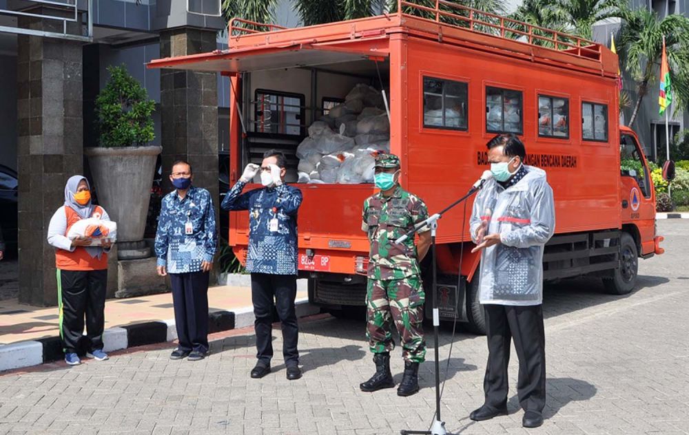 Bupati Gresik Sambari Halim Radianto saat peluncuran bantuan paket sembako bagi warga terdampak pandemi Covid-19