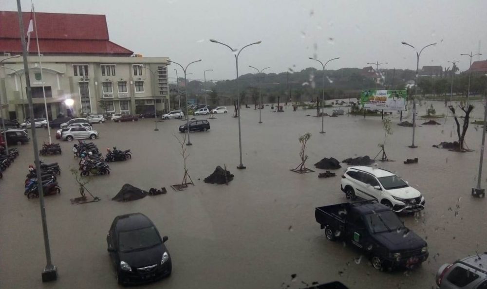 Komplek perkantoran Pemkab Pasuruan tergenang air akibat hujan deras
