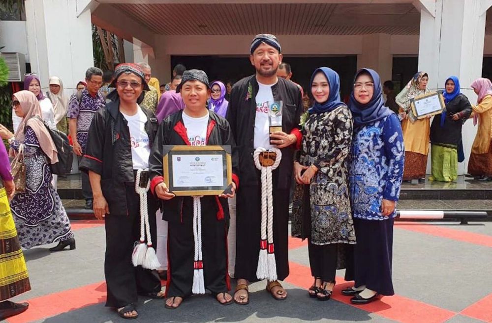 Bupati Ponorogo Ipong Muchlissoni menunjukkan penghargaan yang diterima Pemkab Ponorogo