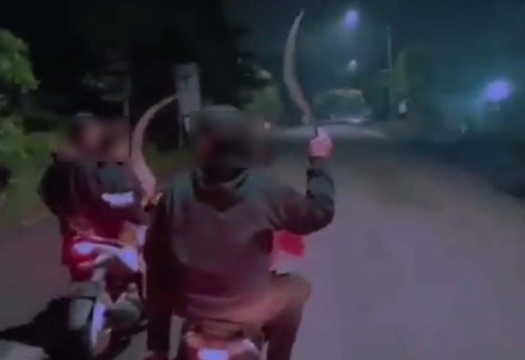 Viral Video Gerombolan Pemotor Acungkan Celurit, Disebut di Sidoarjo