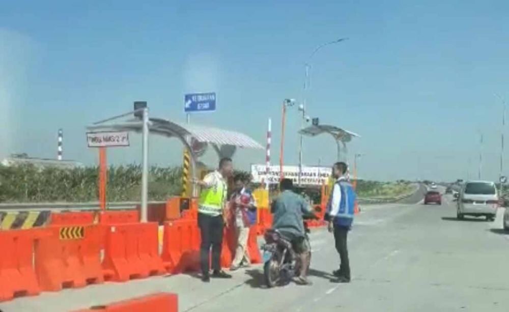 Petugas saat menghadang laju motor Mujib, pemotor yang ngebut di Jalan Tol Warugunung, Surabaya