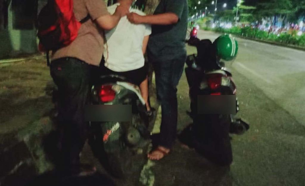 Proses penggeledahan pemotor mencurigakan di Surabaya