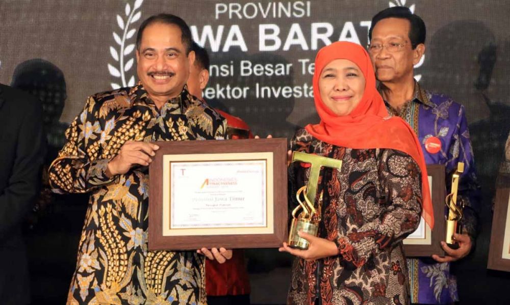 Gubernur Jawa Timur Khofifah Indar Parawansa saat menerima penghargaan AIA 2019 di Jakarta
