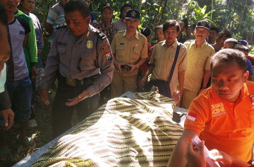 Proses evakuasi jasad pemuda di Blitar yang ditemukan tewas gantung diri