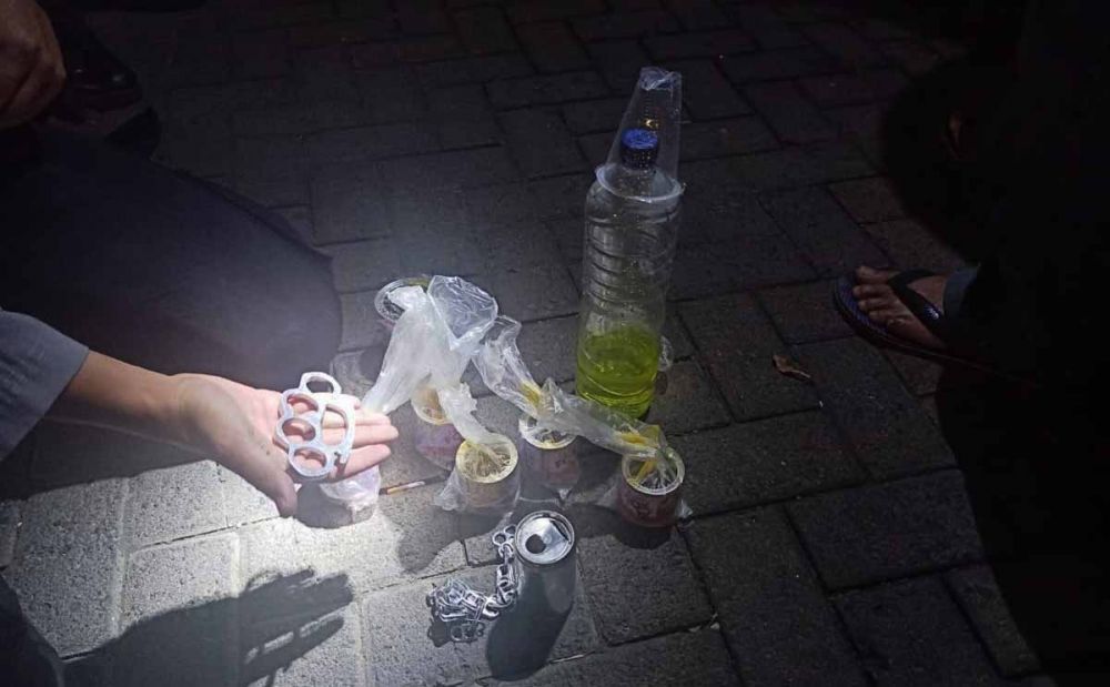 Barang bukti lem bekas diisap dan roti kalung diamankan di Mapolres Situbondo
