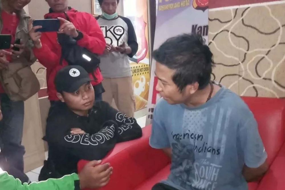 SN (kanan), pelaku pelemparan sperma saat diamankan polisi