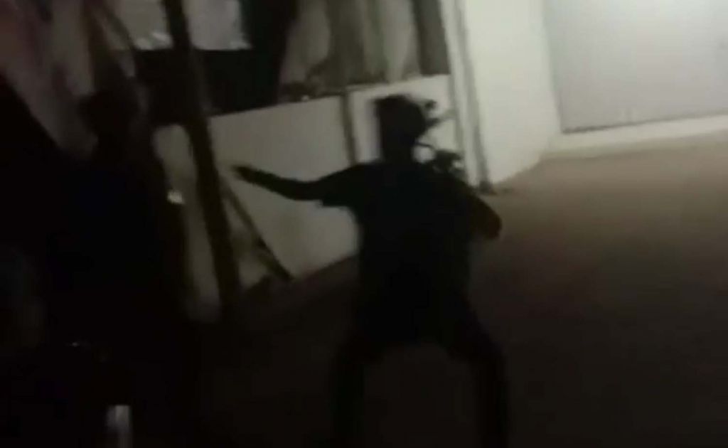 Tangkapan layar video viral saat pemuda menyerang anggota TNI di Sumenep