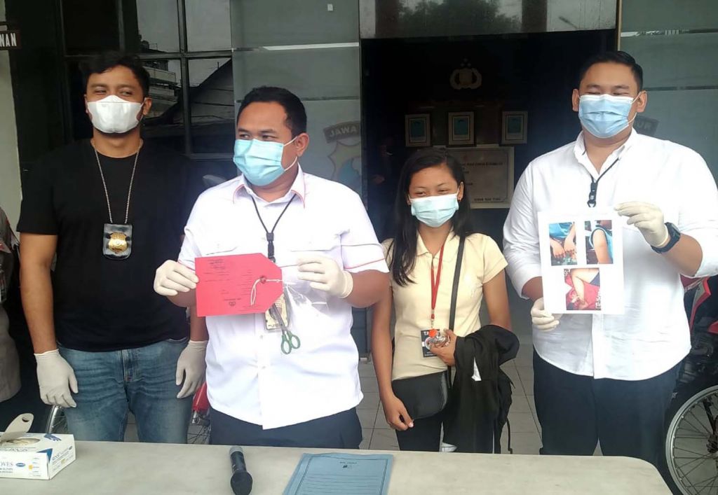 Satreskrim Polrestabes Surabaya membeberkan penyiksaan yang dilakukan RES terhadap JA, kekasihnya