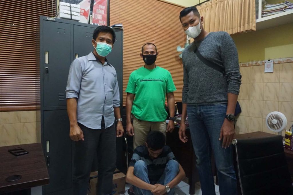 Kasatlantas Polres Sampang, AKP Ayip Rizal (kanan) mengamankan pemuda yang menantang dirinya duel