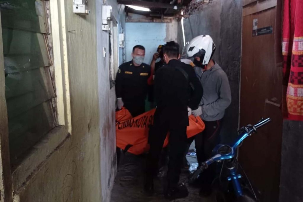 Proses evakuasi jenazah pemuda di Surabaya korban pengeroyokan 