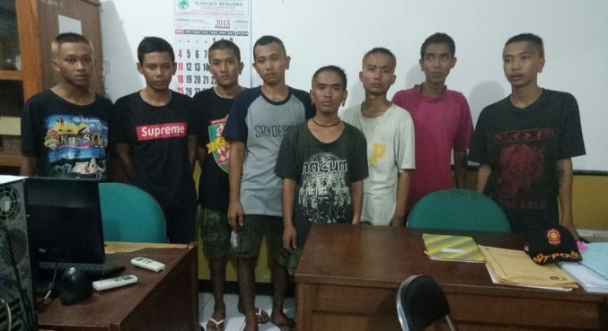 Delapan pemuda asal berbagai daerah diamankan di kantor Satpol PP/ Foto: istimewa