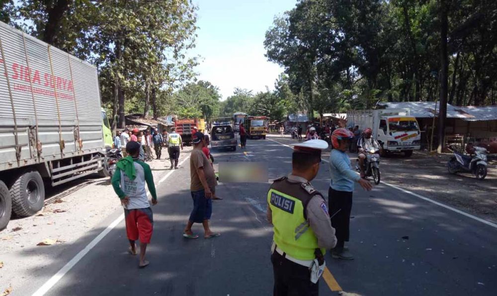 Jasad pemudik yang tewas dalam kecelakaan di Ngawi 