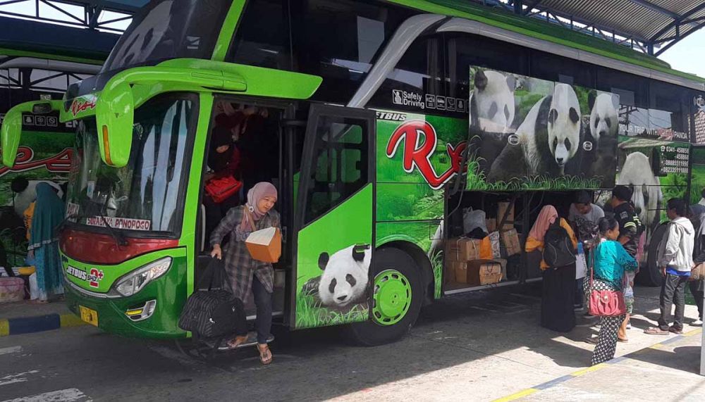 Ribuan Pemudik Tiba di Terminal Seloaji Ponorogo