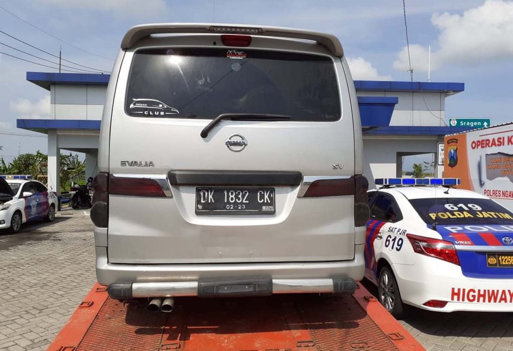 Truk towing angkut mobil berisi 8 pemudik dari Jakarta tujuan Sumenep diamankan di Tol Ngawi