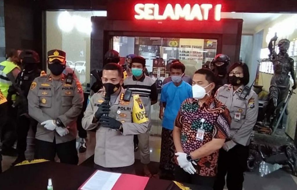Polresta Malang Kota menggelar ungkap kasus pemukulan petugas pemulasaran jenazah pasien Covid-19