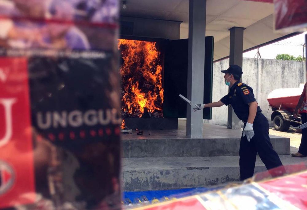 Ratusan ribu batang rokok ilegal sitaan Bea Cukai Blitar dimusnahkan dengan cara dibakar