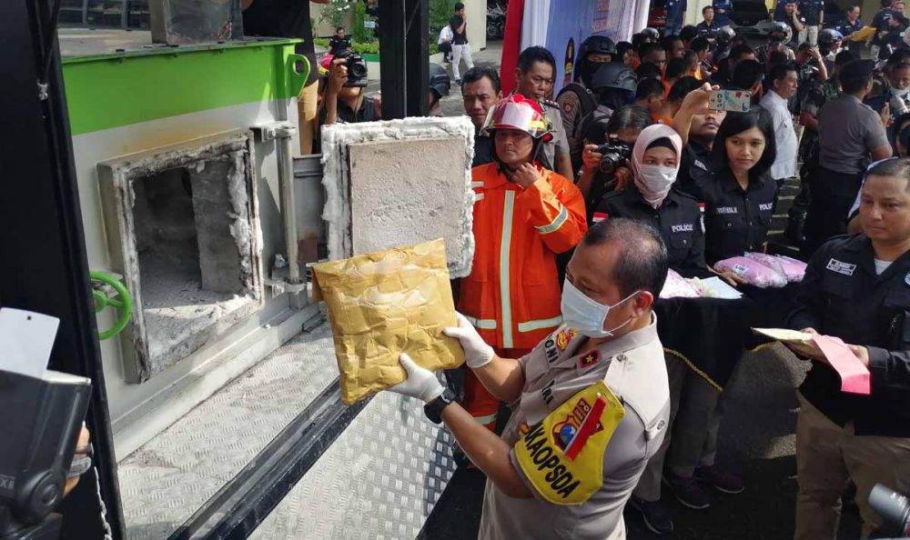 Wakapolda Jatim, Brigjen Pol Toni Harmanto memimpin pemusnahan barang  bukti narkoba di Mapolda Jatim