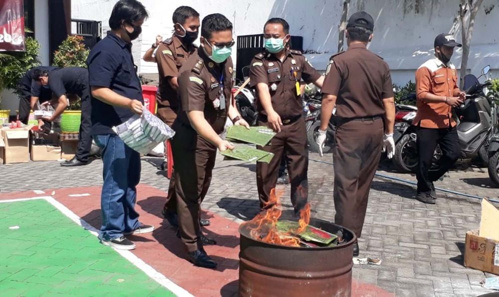 Kejari Tanjung Perak Musnahkan Sabu 1,1 Kg hingga Kosmetik Ilegal