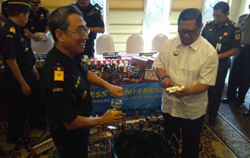 Petugas Bea Cukai memusnahkan sejumlah rokok dan liquid ilegal hasil sitaan
