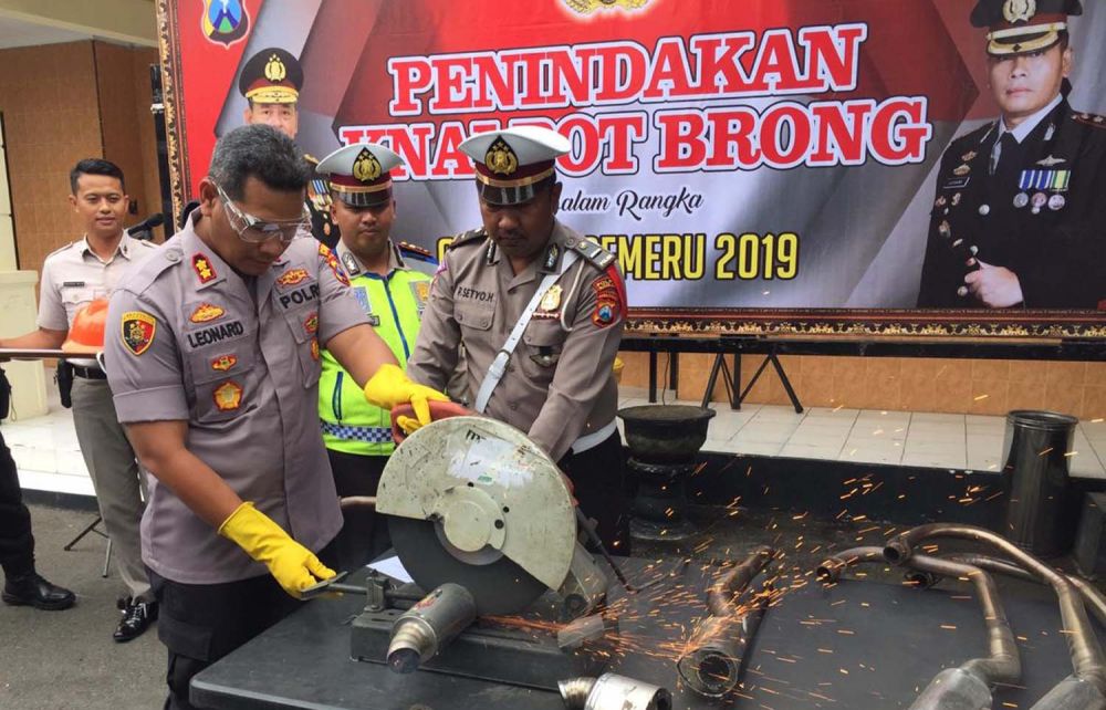 Kapolres Blitar Kota AKBP Leonard M Sinambela menghancurkan knalpot brong
