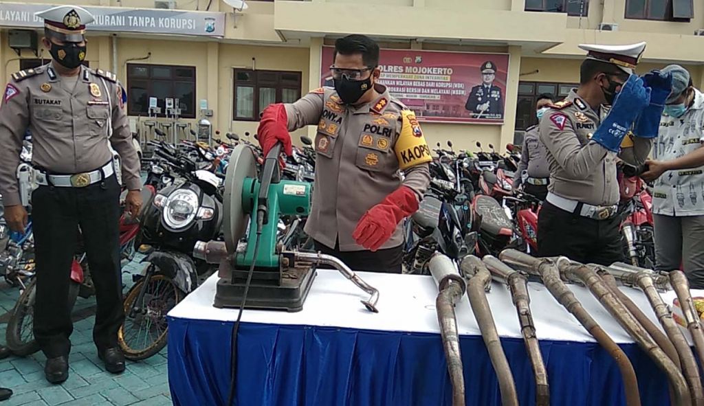 Kapolres Mojokerto AKBP Dony Alexander memotong knalpot brong