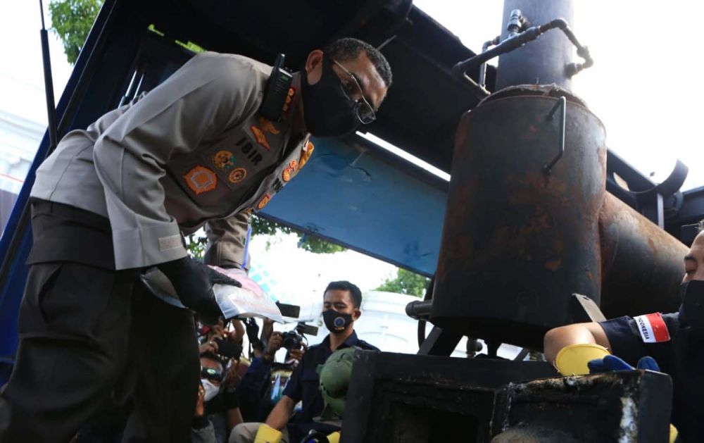 Kapolrestabes Surabaya Kombes Pol Johnny Eddizon Isir saat memusnahkan barang bukti narkoba jenis sabu