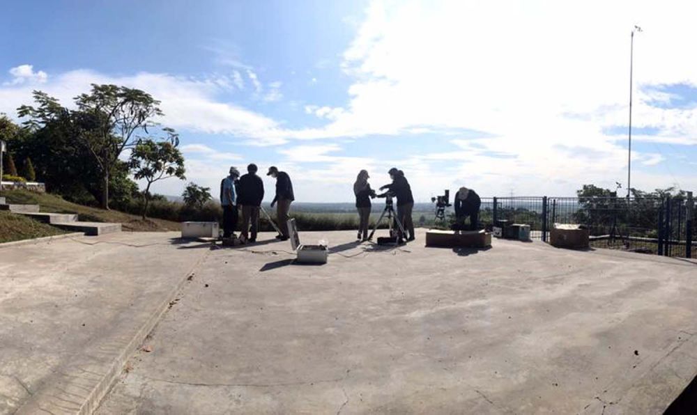 Aktivitas melihat gerhana matahari cincin di Kantor BPPA LAPAN, Kecamatan Gempol, Kabupaten Pasuruan