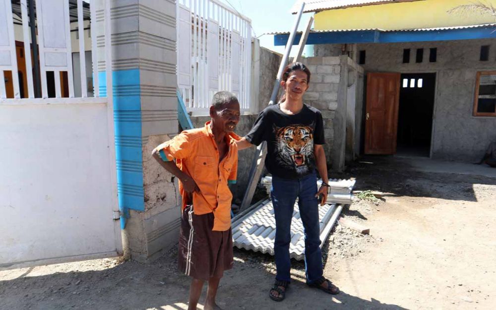 Rama Philips (kanan) bersama salah satu lansia tuna wisma yang dirawatnya di Ponorogo