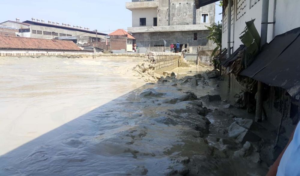 Penampungan lumpur proyek Gedung PT Sinar Suri, Jalan Raya Sukomanunggal No. 168, Surabaya jebol