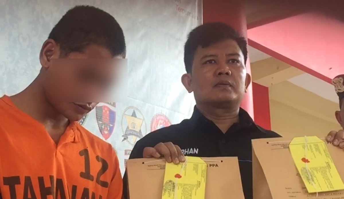 HS (kiri), pelaku pencabulan diamankan di Mapolres Blitar